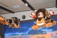 三鷹の森ジブリ美術館の企画展示「猫バスにのって ジブリの森へ」の様子。