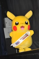 2016年7月16日の「ポケモン・ザ・ムービーXY&Z『ボルケニオンと機巧（からくり）のマギアナ』」初日舞台挨拶に登場したピカチュウ。 (c)Nintendo・Creatures・GAME FREAK・TV Tokyo・ShoPro・JR Kikaku (c)Pokemon (c)2016 ピカチュウプロジェクト