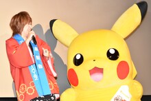 松本梨香（左）とピカチュウ（右）。