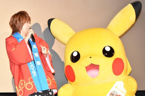松本梨香（左）とピカチュウ（右）。