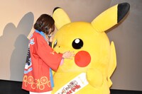 ピカチュウ（右）に抱きつく松岡茉優（左）。