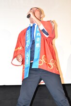 ギャグを披露するあばれる君。