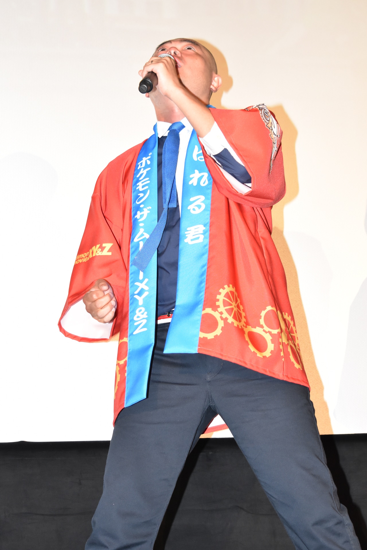 ギャグを披露するあばれる君。