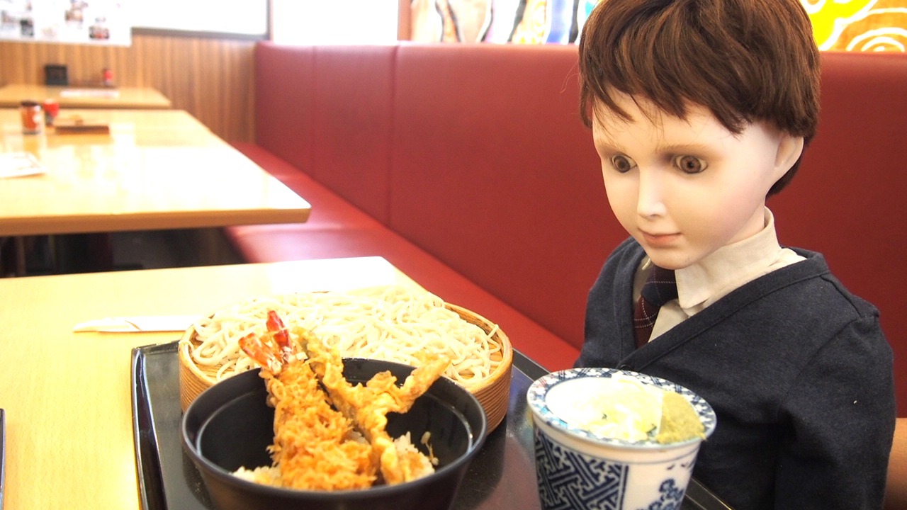 浅草で天ぷら丼とそばに舌鼓を打とうとするブラームス。