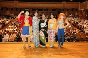 「ONE PIECE FILM GOLD」ゴールデンプレミアに出席した声優陣。左からルフィ、三吉彩花、満島ひかり、岡村明美、ナミ。