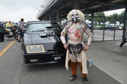 コスプレで参加したファン。