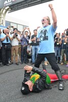 “マックスターン”のタイヤの跡の中心に横たわるデイル・ベンチ（下）とスティーヴ・ビズリー。