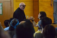 ファンと握手を交わすロジャー・ワード。