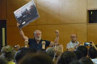 ファンを煽るスティーヴ・ビズリー。