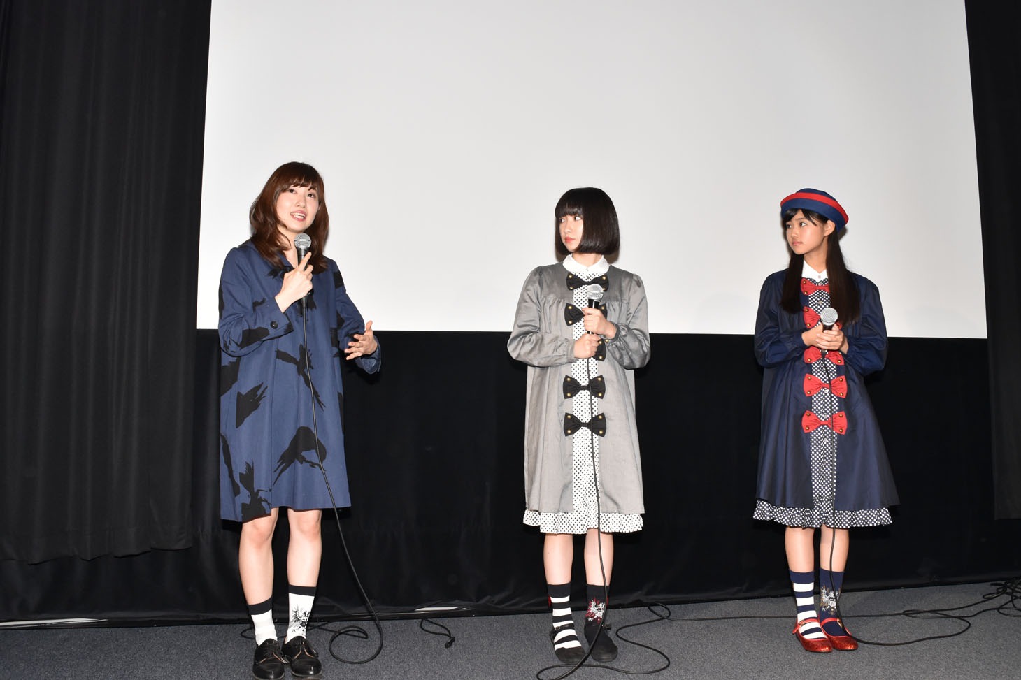 左から酒井麻衣、吉田凜音、原菜乃華。