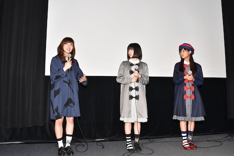 左から酒井麻衣、吉田凜音、原菜乃華。