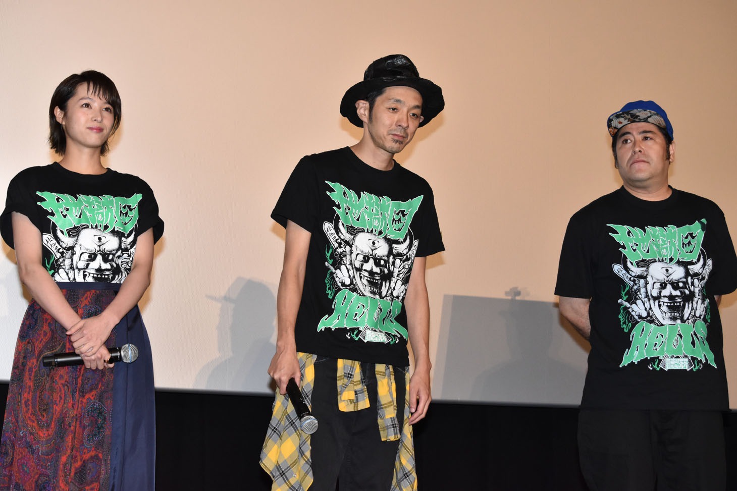 左から清野菜名、宮藤官九郎、皆川猿時。