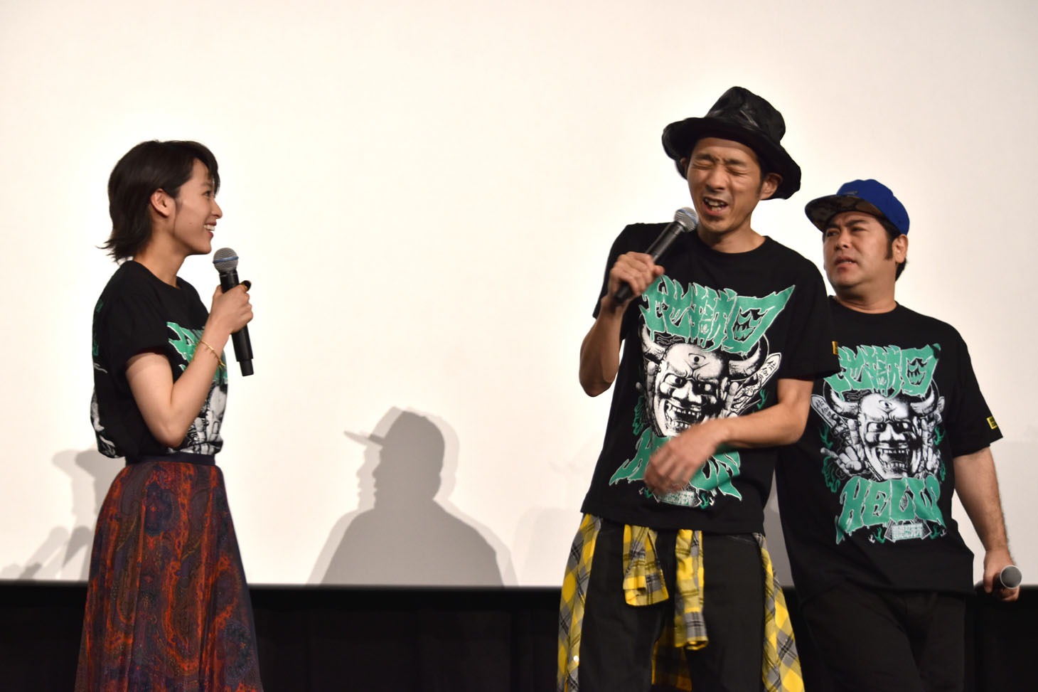 清野菜名の父親と生年月日が同じだと知り、ショックを受ける宮藤官九郎（中央）。