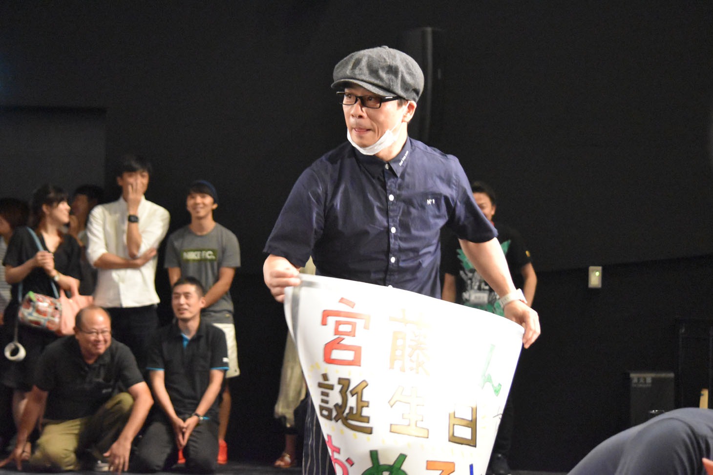 客席から突如現れた三宅弘城。