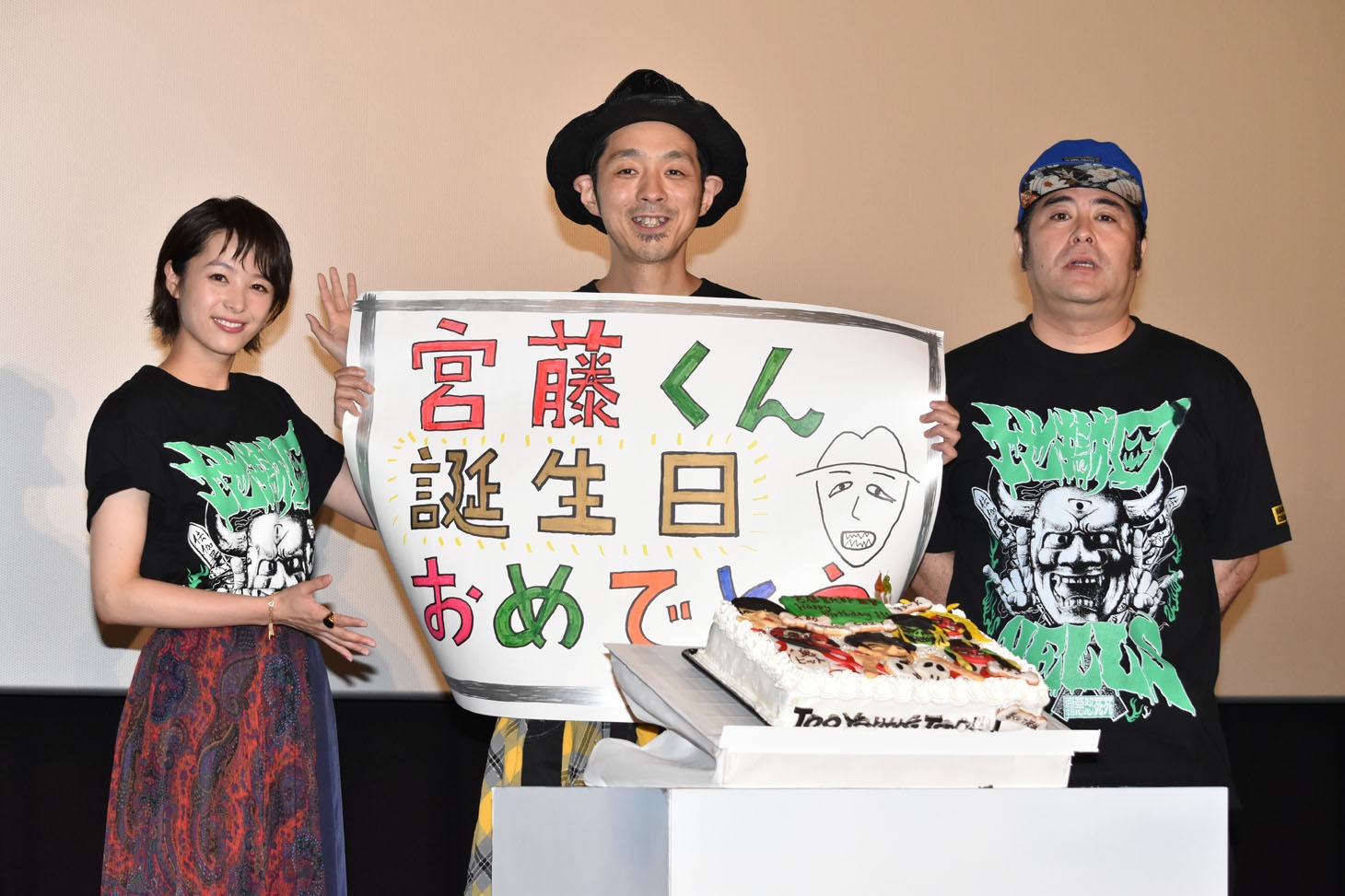 左から清野菜名、宮藤官九郎、皆川猿時。
