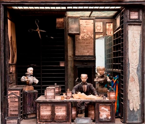 「ストリート・オブ・クロコダイル」より 《仕立屋の店内》（1986年）｜Photo:Robert Barker