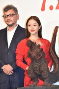 左から庵野秀明、石原さとみ。