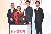 「シン・ゴジラ」完成報告会見にて、左から庵野秀明、石原さとみ、長谷川博己、竹野内豊。