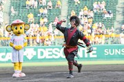 阪神タイガース対読売ジャイアンツのファーストピッチイベントに参加した中村勘九郎。
