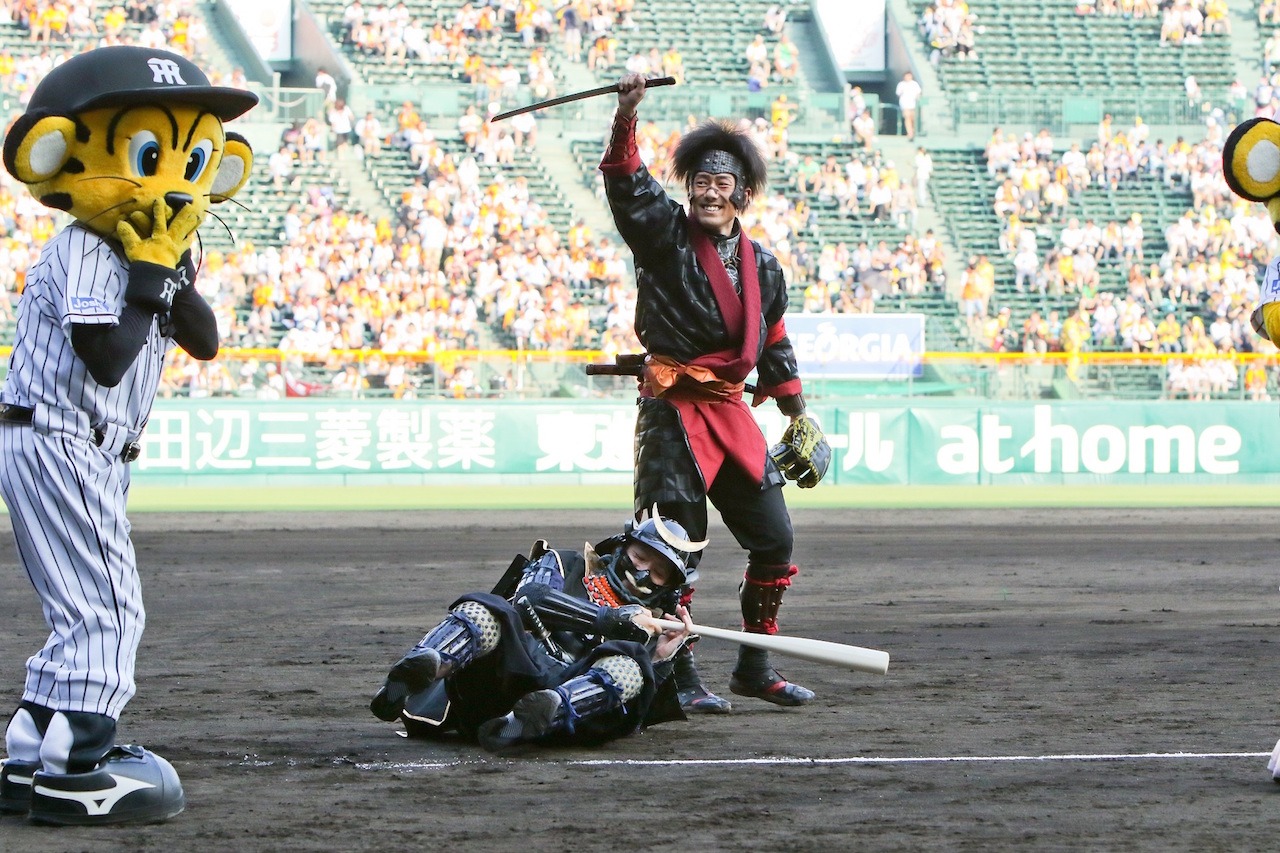 徳川家康を斬りつけるパフォーマンスを披露した中村勘九郎（右）。