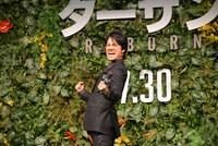 “ターザンポーズ”を決める桐谷健太。