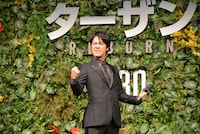 “ターザンポーズ”を決める桐谷健太。