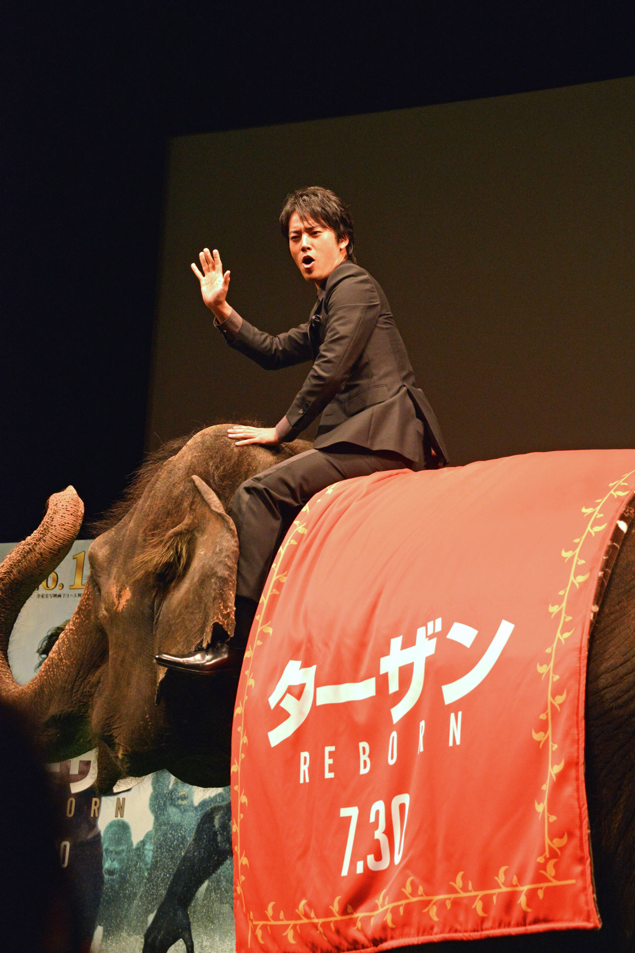 ゾウのランディの背中に乗る桐谷健太。