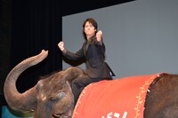 ゾウのランディの背中で“ターザンポーズ”を決める桐谷健太。
