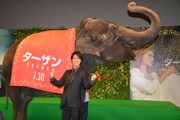 “ターザンポーズ”でフォトセッションに臨む桐谷健太。