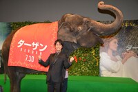 “ターザンポーズ”でフォトセッションに臨む桐谷健太。