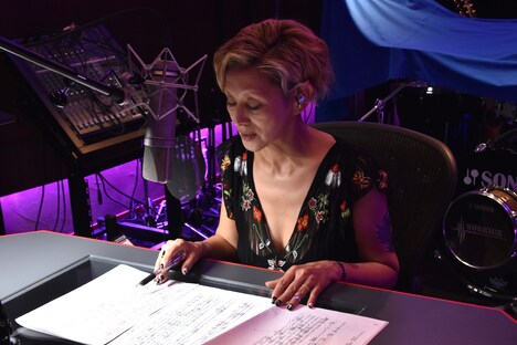 メモなどが書き込まれた朗読用の台本を見つめる夏木マリ。