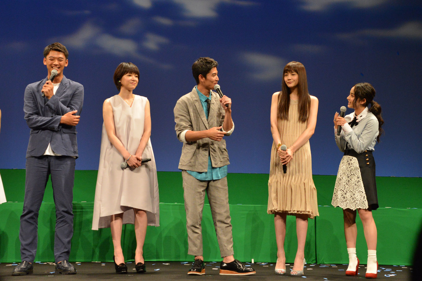 「青空エール」完成披露試写会にて、竹内涼真、上野樹里、堀井新太、松井愛莉、平祐奈。