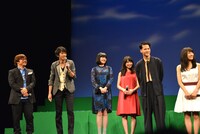 「青空エール」完成披露試写会にて、左から三木孝浩、山田裕貴、小島藤子、志田未来、葉山奨之、土屋太鳳。