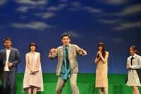 「北斗の拳」のモノマネを披露する堀井新太（中央）。