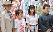 「ONE PIECE FILM GOLD」初日舞台挨拶前フォトセッションより、左から北大路欣也、田中真弓、満島ひかり、濱田岳。