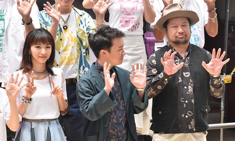 「ONE PIECE FILM GOLD」初日舞台挨拶前フォトセッションより、左から満島ひかり、濱田岳、ケンドーコバヤシ。