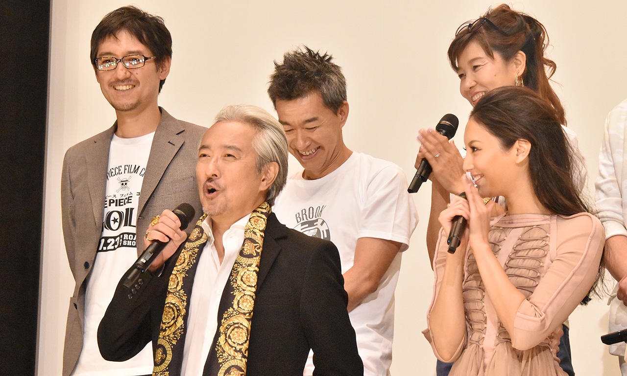 「ONE PIECE FILM GOLD」初日舞台挨拶より、手前左から山路和弘、菜々緒。左奥から宮元宏彰、チョー、山口由里子。