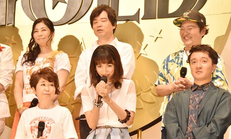 「ONE PIECE FILM GOLD」初日舞台挨拶より、手前左から田中真弓、満島ひかり、濱田岳。左奥から岡村明美、中井和哉、山口勝平。