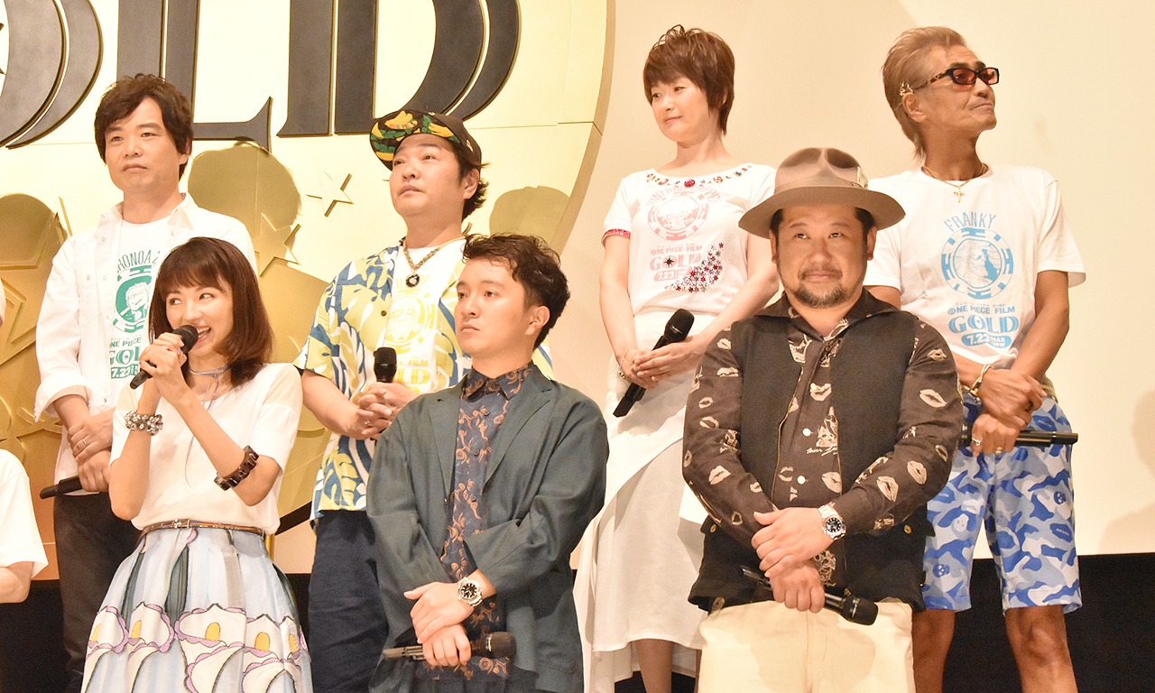 「ONE PIECE FILM GOLD」初日舞台挨拶より、手前左から満島ひかり、濱田岳、ケンドーコバヤシ。左奥から中井和哉、山口勝平、大谷育江、矢尾一樹。