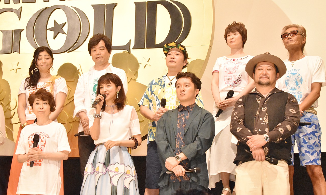 「ONE PIECE FILM GOLD」初日舞台挨拶より、手前左から田中真弓、満島ひかり、濱田岳、ケンドーコバヤシ。左奥から岡村明美、中井和哉、山口勝平、大谷育江、矢尾一樹。