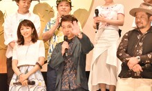 「ONE PIECE FILM GOLD」初日舞台挨拶より、手前左から満島ひかり、濱田岳、ケンドーコバヤシ。