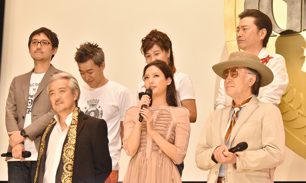 「ONE PIECE FILM GOLD」初日舞台挨拶より、手前左から山路和弘、菜々緒、北大路欣也。左奥から宮元宏彰、チョー、山口由里子、平田広明。
