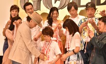「ONE PIECE FILM GOLD」初日舞台挨拶より、田中真弓にゴールドメダルを掛ける北大路欣也（左）。