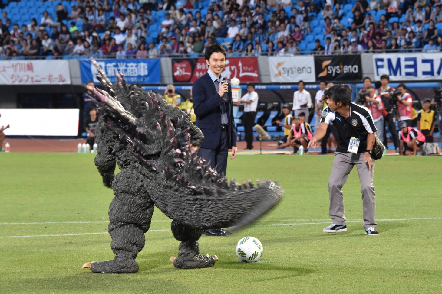 尻尾でシュートを決めようとするゴジラ。