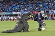 ゴジラ（左）の代わりにシュートする長谷川博己（右）。