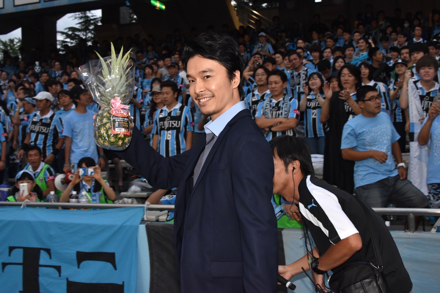 サポーターとの交流を楽しむ長谷川博己。