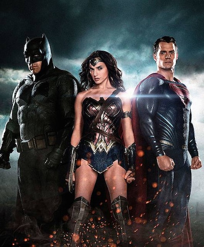 「バットマン vs スーパーマン ジャスティスの誕生」より、バットマン（左）ワンダーウーマン（中）、スーパーマン（右）。（写真提供：Photoshot / ゼータ イメージ）