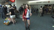 ハーレイ・クインのコスプレをしたファン。