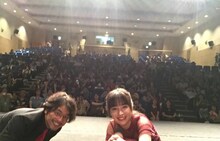 自撮り棒を使い、ファンと記念撮影を行う広瀬すず（右）と小泉徳宏（左）。（広瀬すず公式Twitterより）