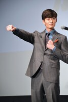 ドミノをどちらの手に隠したか当てるゲームで、トニー・ジャンの指示に従って手を突き出す岡田将生。